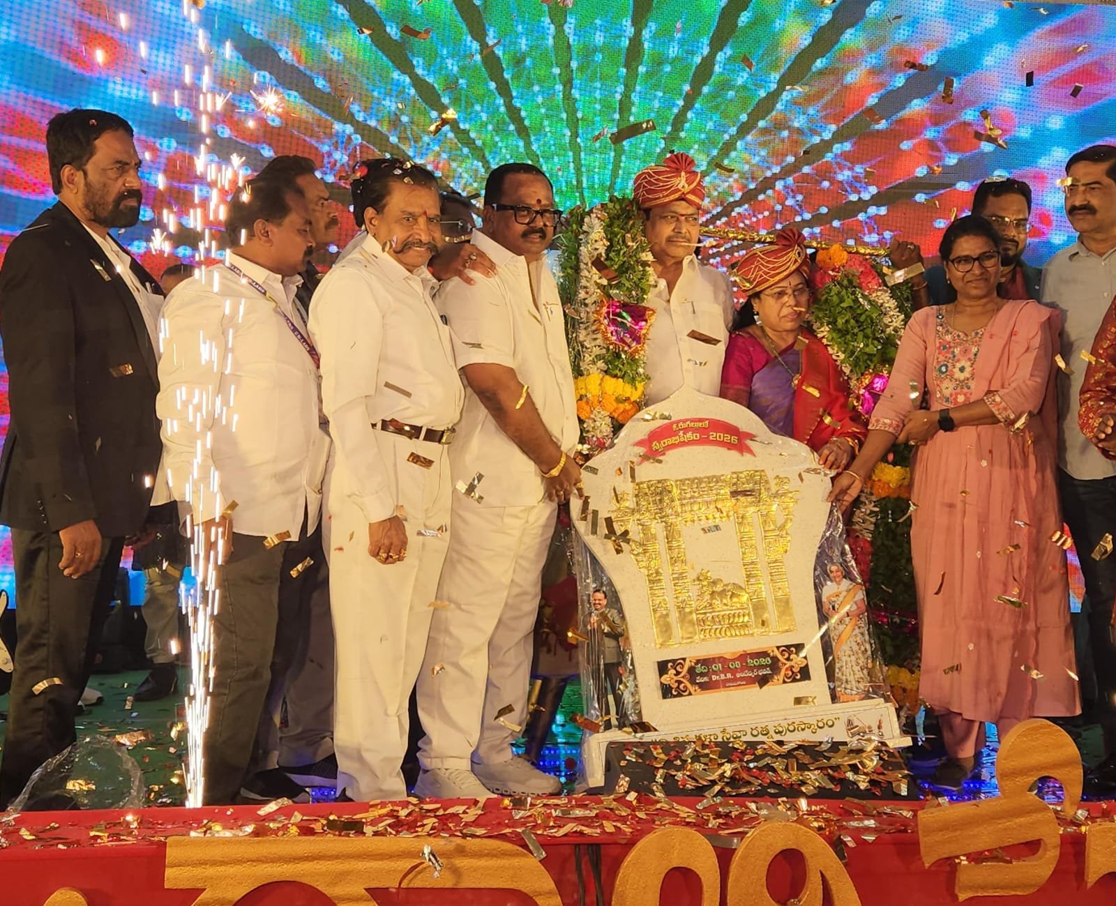 కళాకారులకు పెద్దన్న... పేదలకు భరోసా ఈగ మల్లేశం  - Additional Image