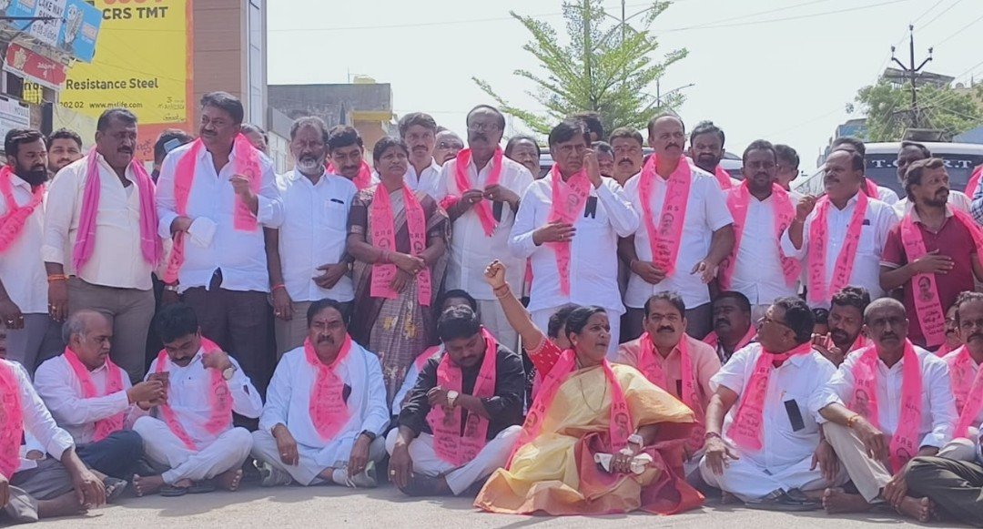 నర్సంపేటలో నిప్పులు చెరిగిన రాజకీయ వాతావరణం! - Additional Image