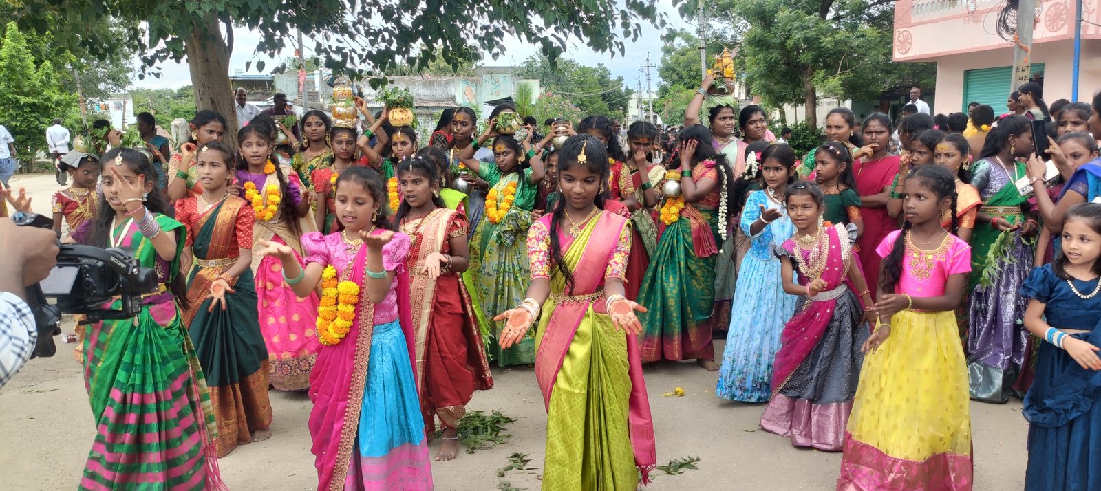 ఇల్లందలో బోనాల సంబురం..  - Additional Image