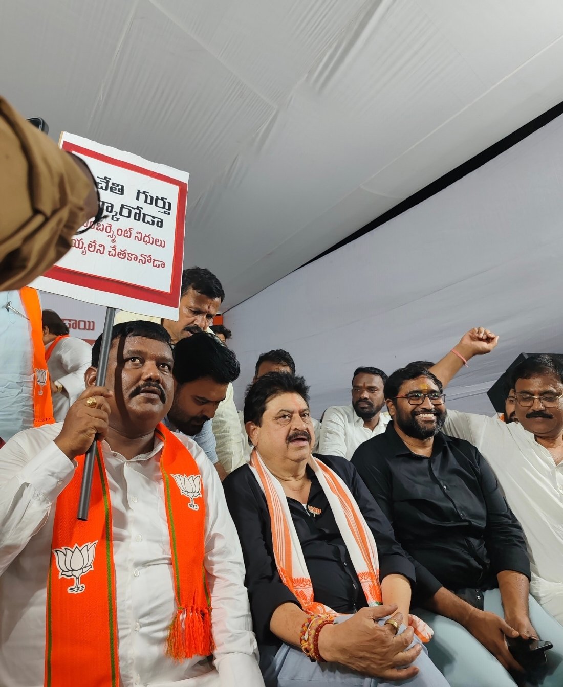 ఫీజుల బకాయిలపై బీజేపీ రాజీలేని పోరాటం - Additional Image