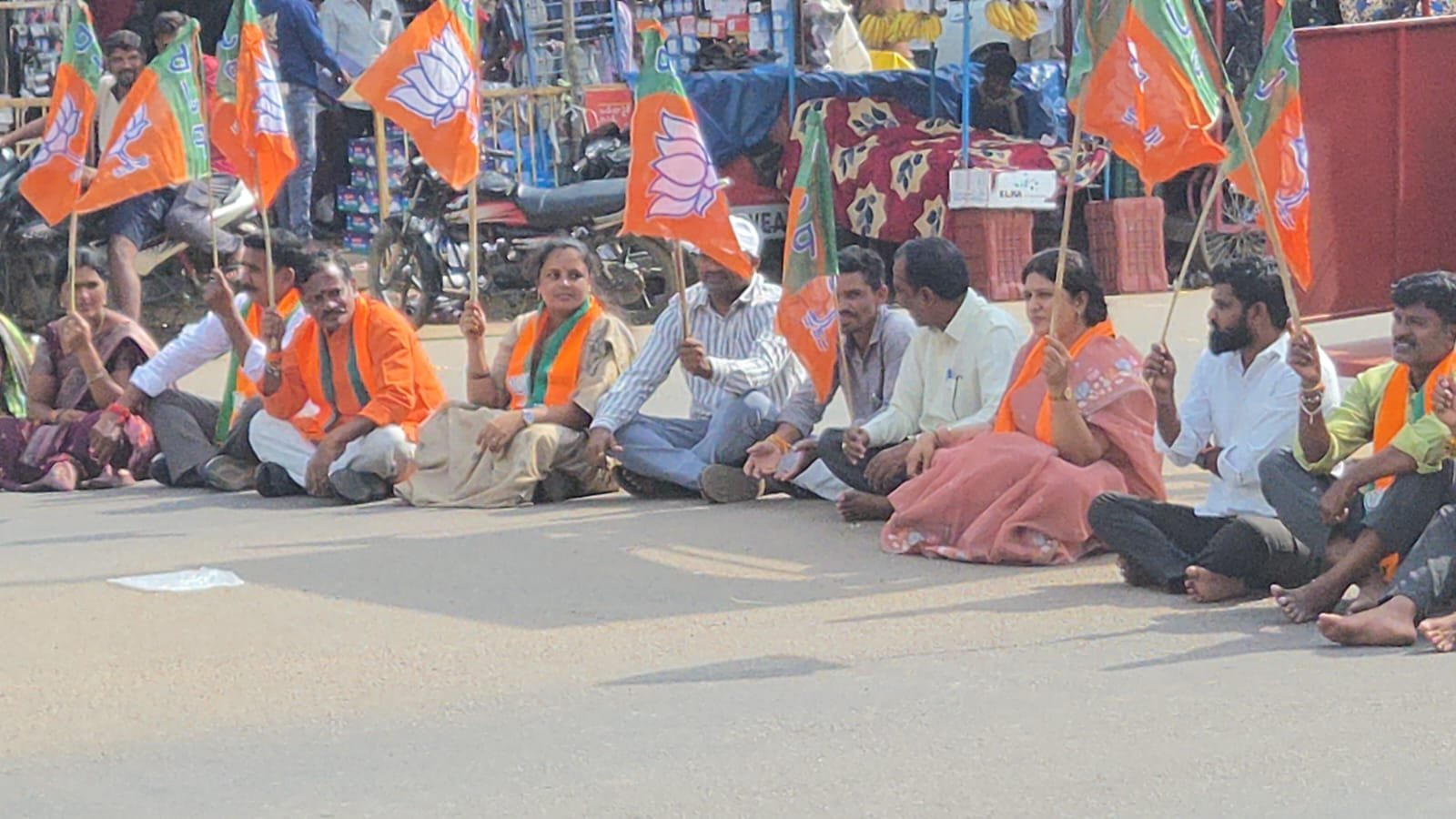 దాడులతో బీజేపీని భయపెట్టలేరు! - Additional Image