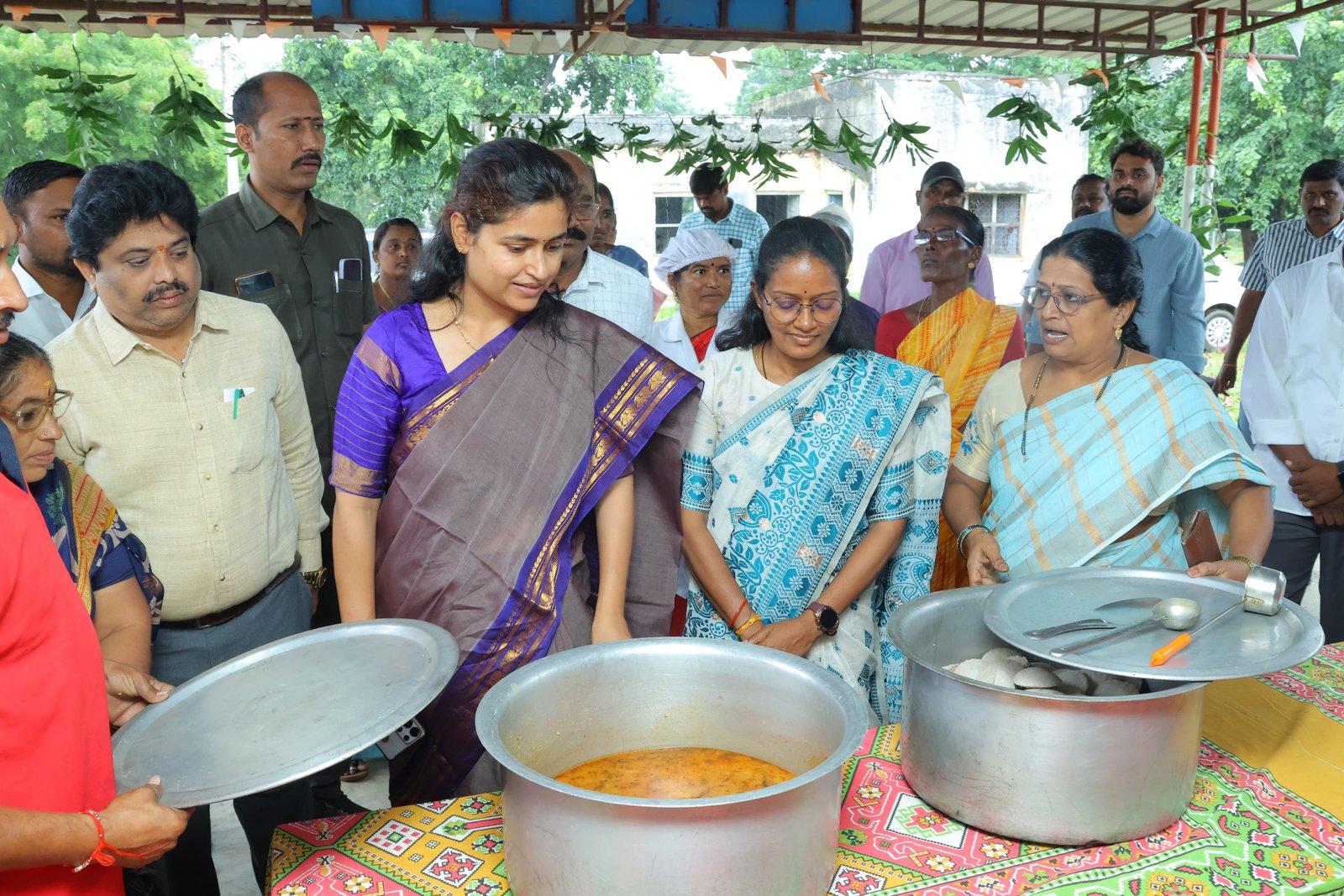 విద్యార్థులకు పోషకాహారంతో పాటు నాణ్యమైన విద్య అందించాలి - Additional Image