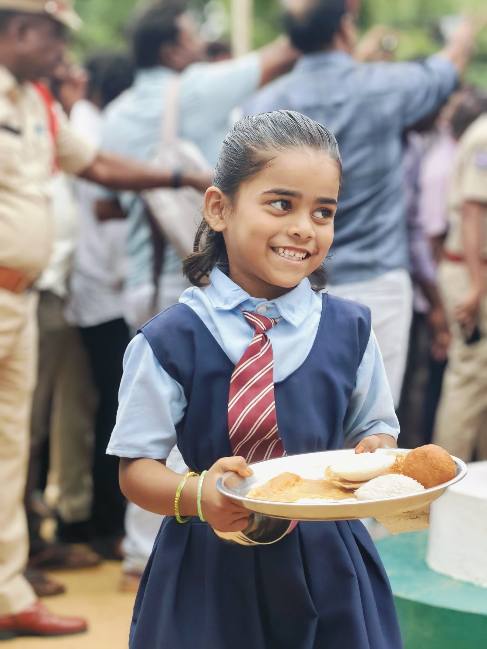 విద్యార్థులకు పోషకాహారంతో పాటు నాణ్యమైన విద్య అందించాలి - Additional Image