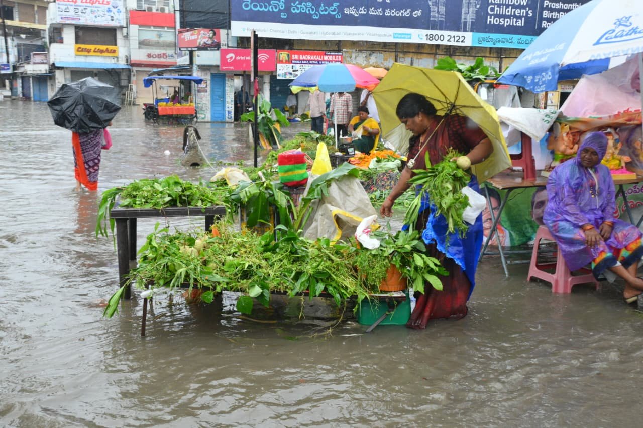 చౌరస్తాలు చెరువులాయె.. రోడ్లు గుంతలమయమాయె! - Additional Image