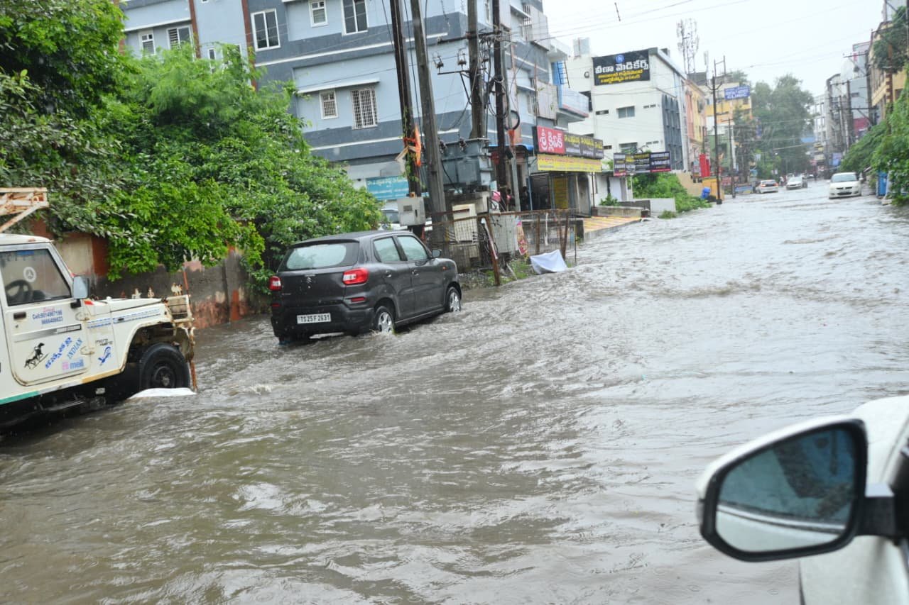 చౌరస్తాలు చెరువులాయె.. రోడ్లు గుంతలమయమాయె! - Additional Image