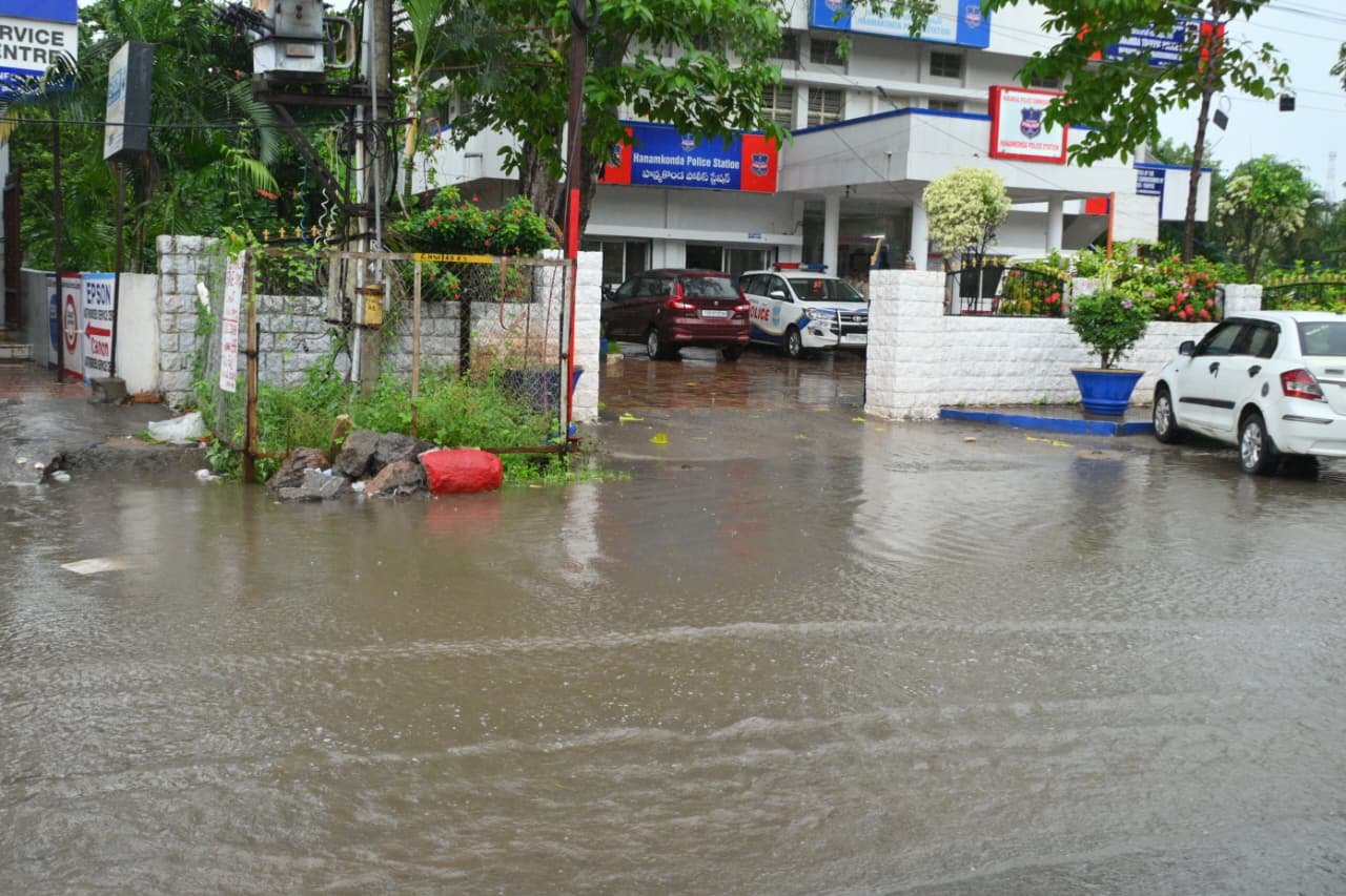 చౌరస్తాలు చెరువులాయె.. రోడ్లు గుంతలమయమాయె! - Additional Image