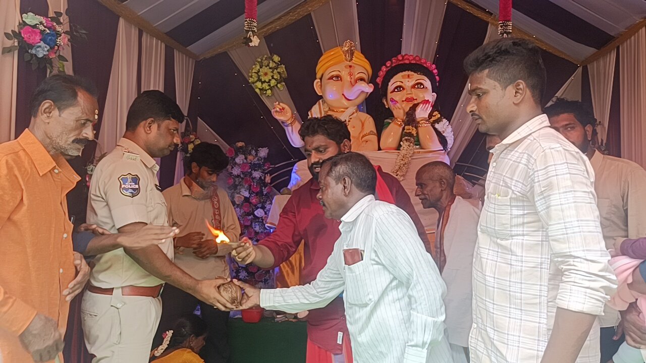 వినాయకుడి ఆశీస్సులతో సుఖసంతోషాలు కలగాలి: ఎస్సై సాయిబాబు  - Additional Image