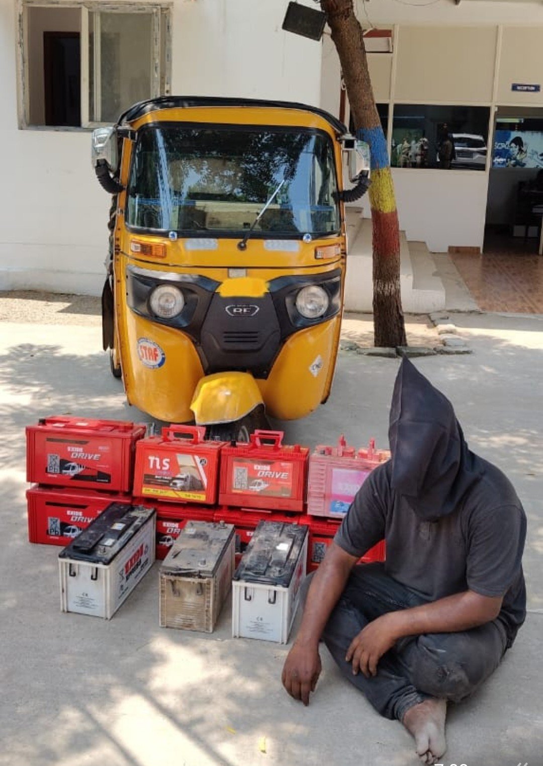 వాహనాల బ్యాటరీల దొంగకు చెక్ - Additional Image