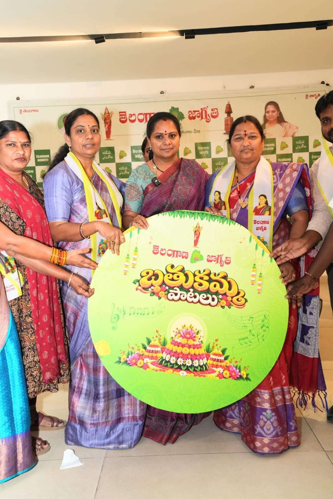 బతుకమ్మకు విశ్వవేదికపై కొత్త చరిత్ర! - Additional Image