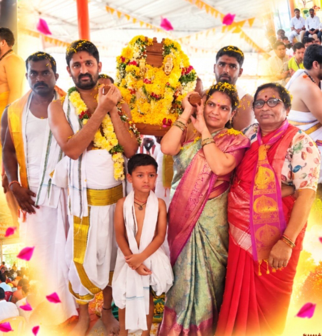 అయ్యప్పస్వామి పాదసేవలో... "పడిదల మహాలక్ష్మి నవీన్ కుమార్" - Additional Image