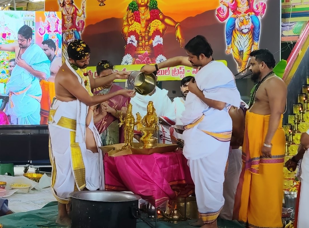అయ్యప్పస్వామి పాదసేవలో... "పడిదల మహాలక్ష్మి నవీన్ కుమార్" - Additional Image