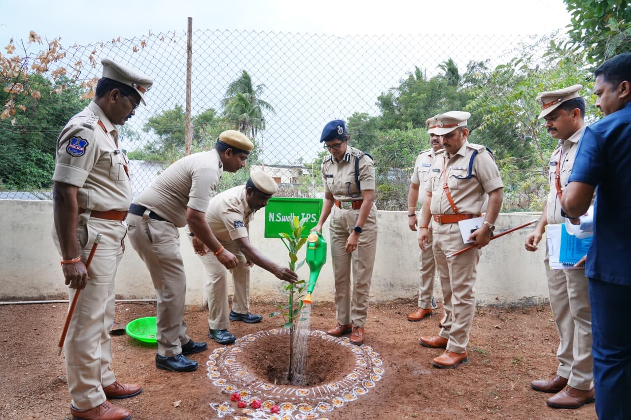 ఫిర్యాదుల పరిష్కారంలో జాప్యం చేయొద్దు  - Additional Image